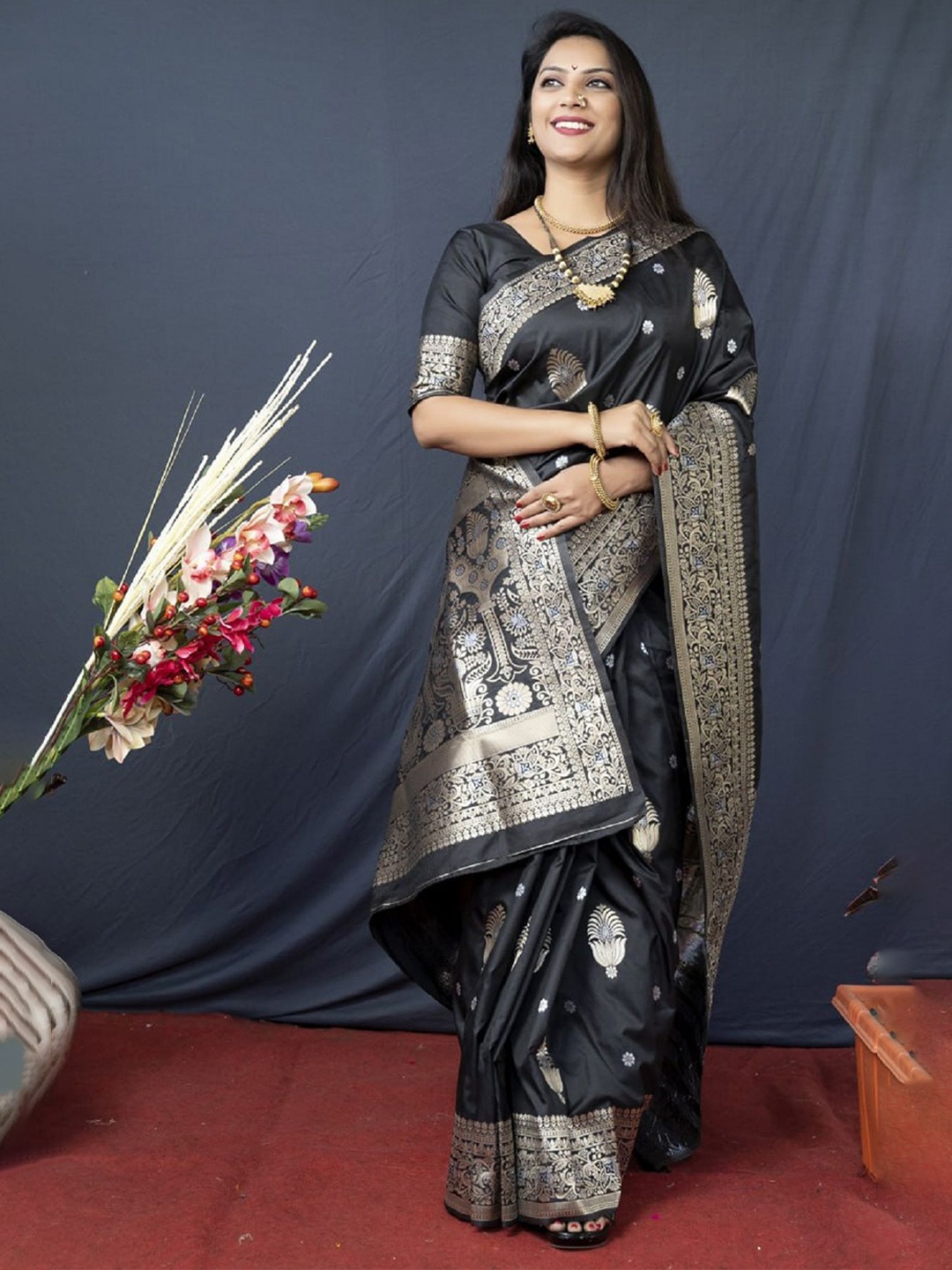 

APNISHA Ethnic Motifs Zari Silk Cotton Saree, Black