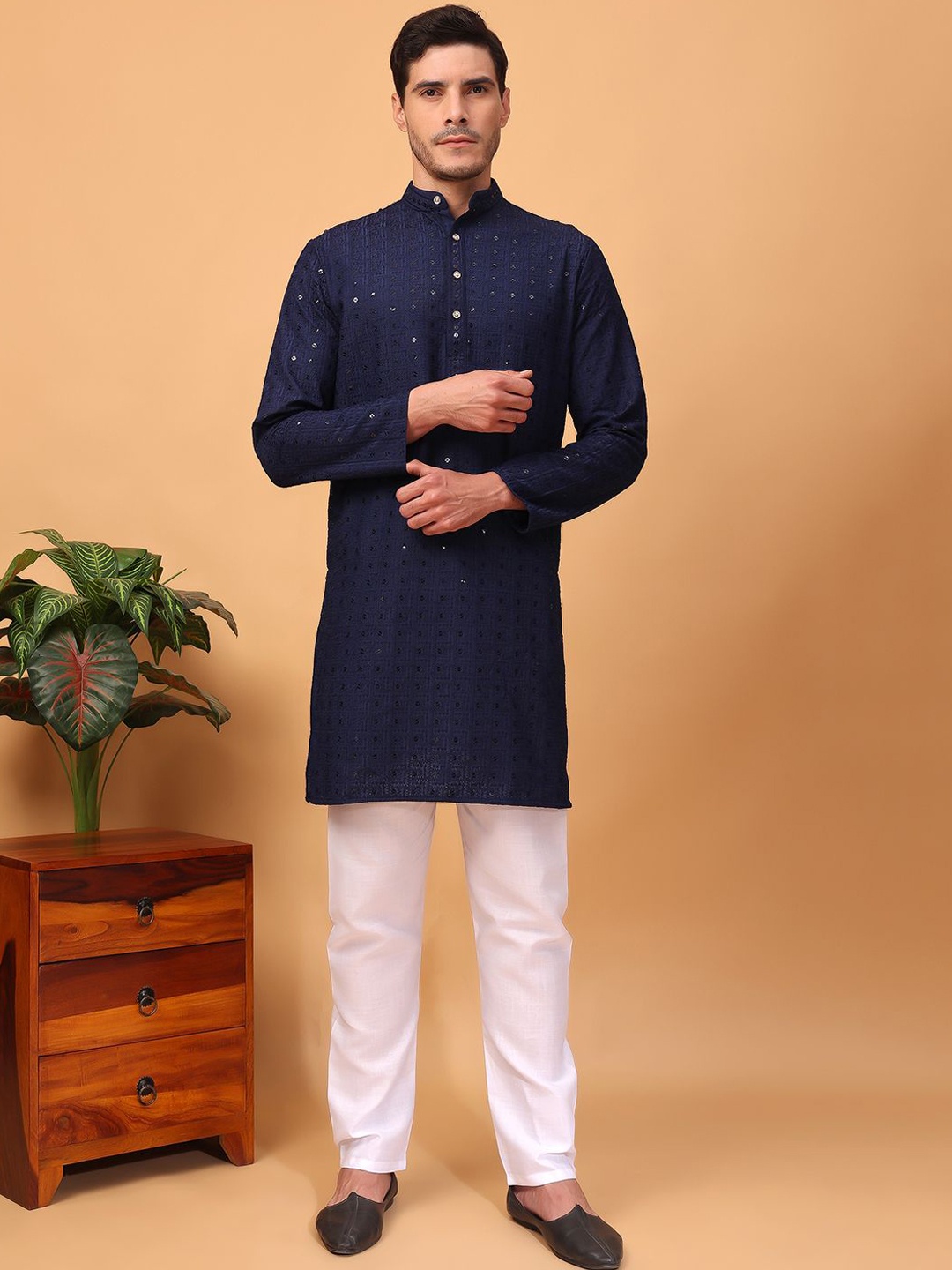 

Hangup Geometric Embroidered Sequinned Mandarin Collar Straight Kurta with Pyjamas, Navy blue