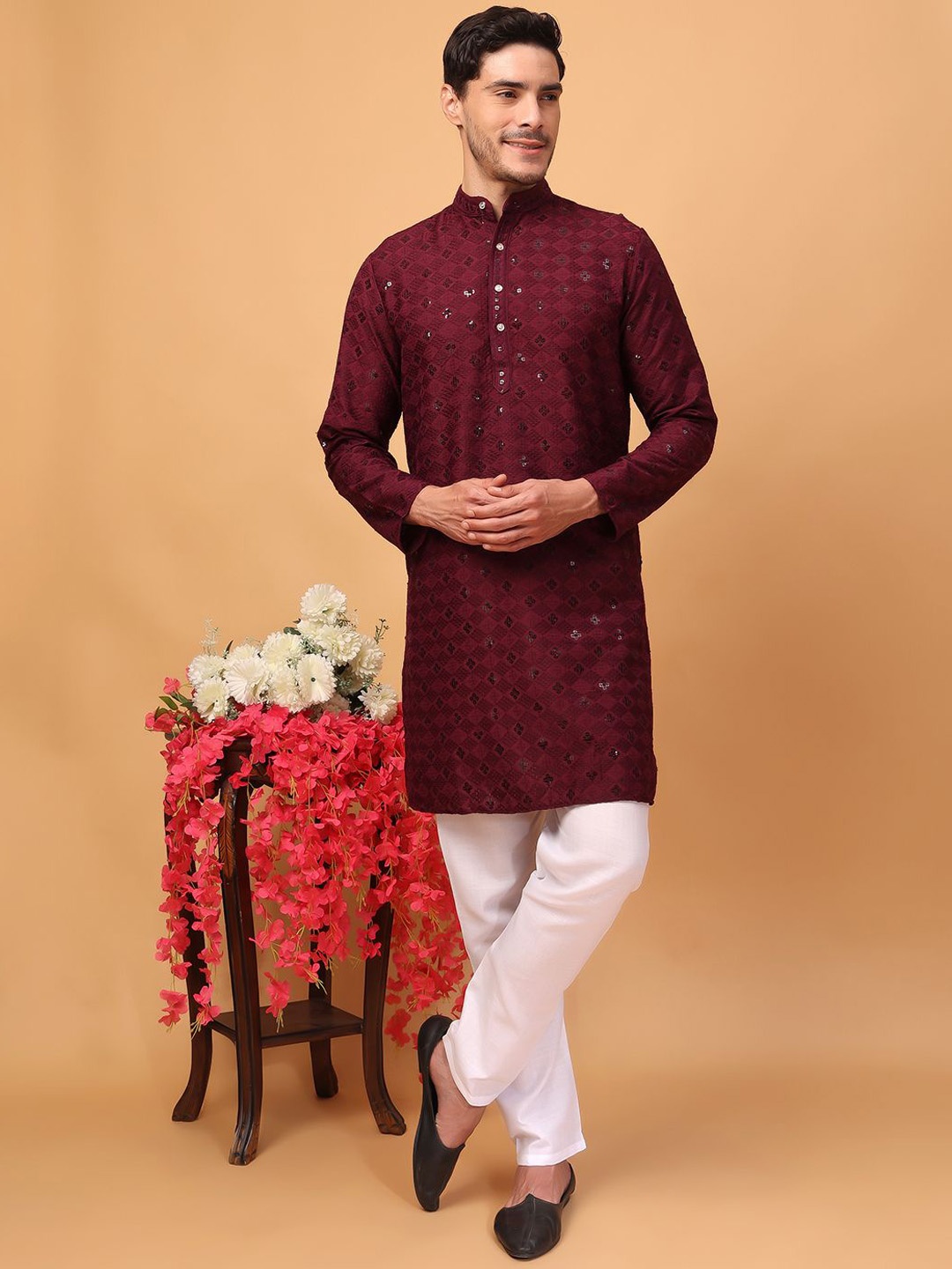 

Hangup Geometric Embroidered Sequinned Mandarin Collar Straight Kurta with Pyjamas, Maroon