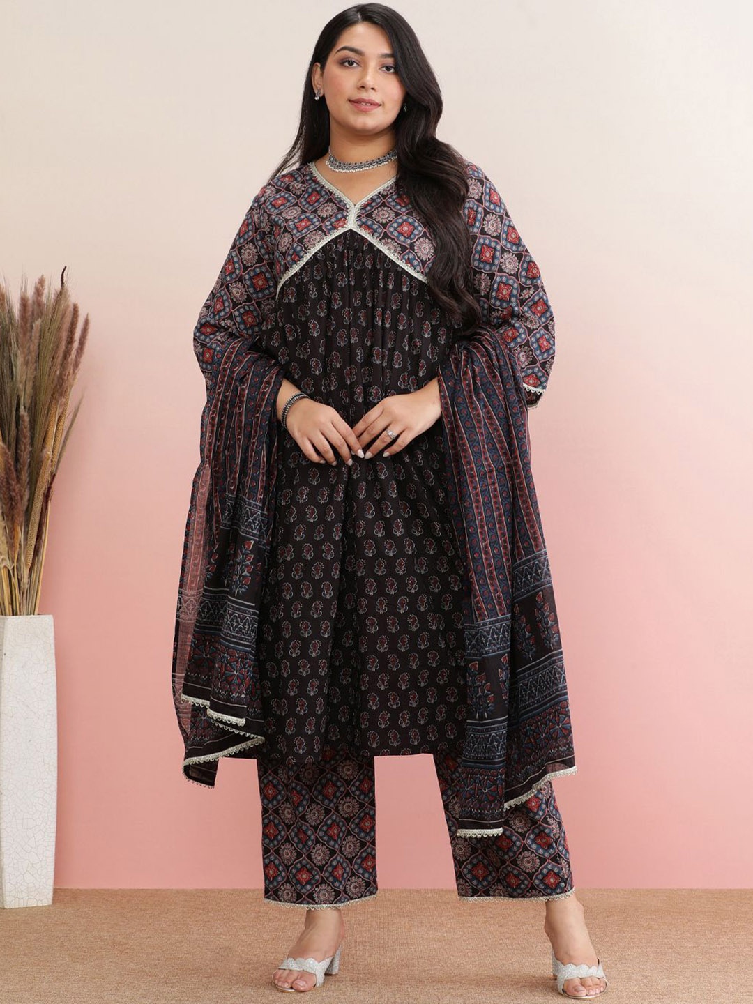 

anayna Plus Size Floral Printed Thread Work Pure Cotton Kurta with Trousers & Dupatta, Black