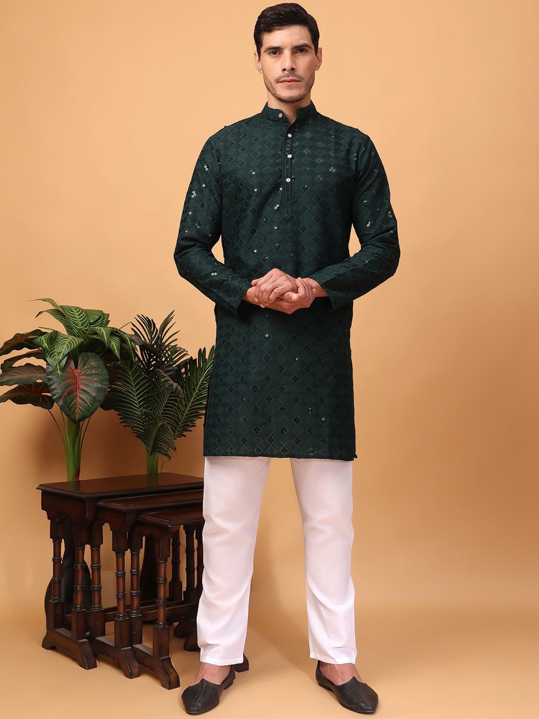 

Hangup Geometric Embroidered Sequinned Mandarin Collar Straight Kurta with Pyjamas, Green