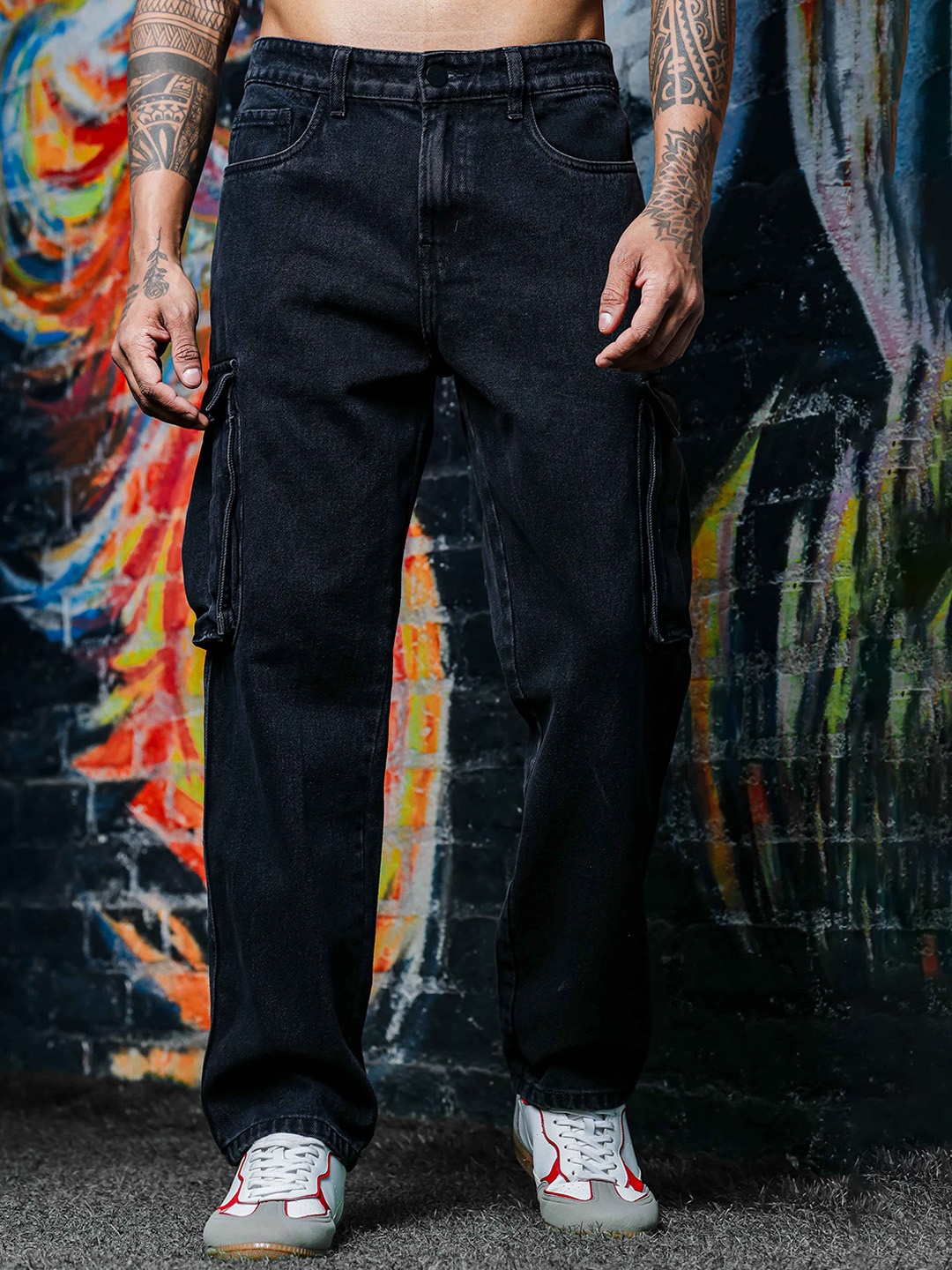 

The Roadster Lifestyle Co Men Pure Cotton Relaxed Fit Cargo Jeans, Black