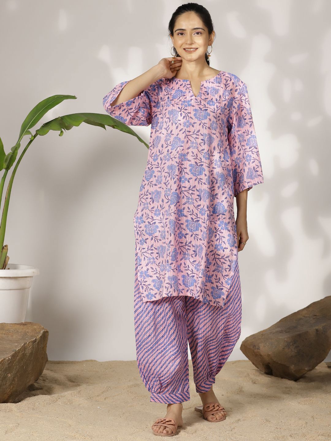 

LetsDressUp Floral Printed Notched Round Neck Thread Work Flared Sleeves Straight Kurta, Pink