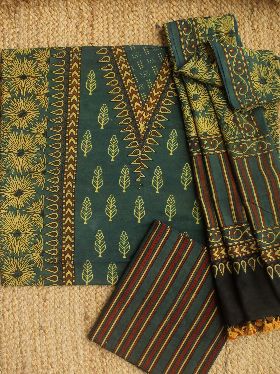 

Weaves of Tradition Printed Pure Cotton Unstitched Dress Material, Green