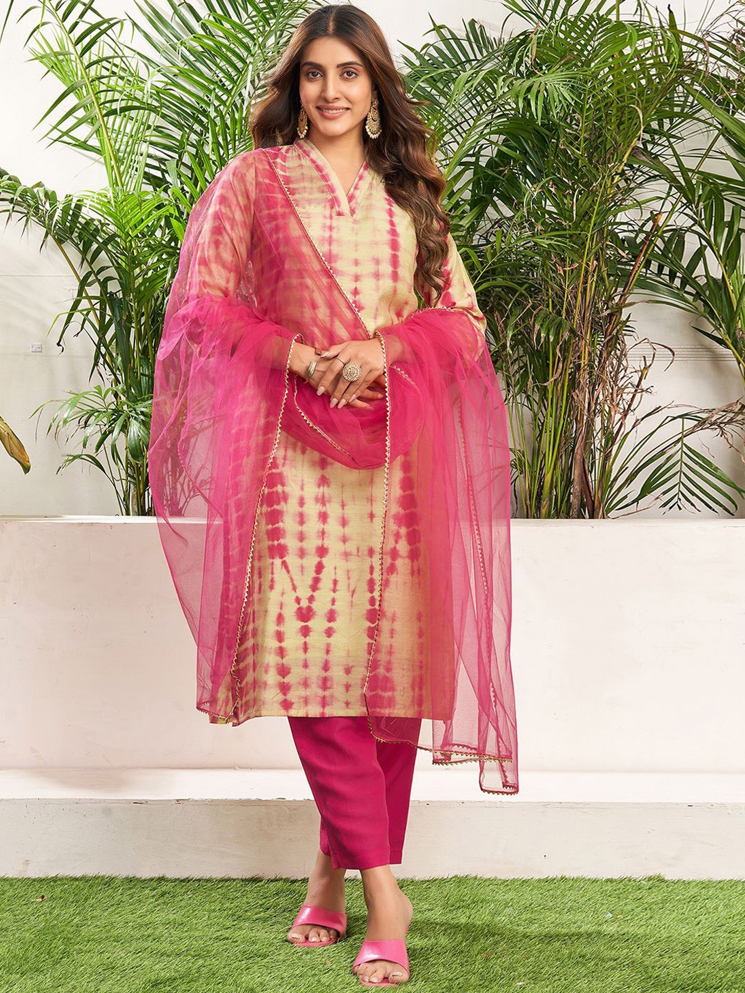 

SKYLEE Women Dyed Regular Chanderi Silk Kurta with Trousers & With Dupatta, Pink