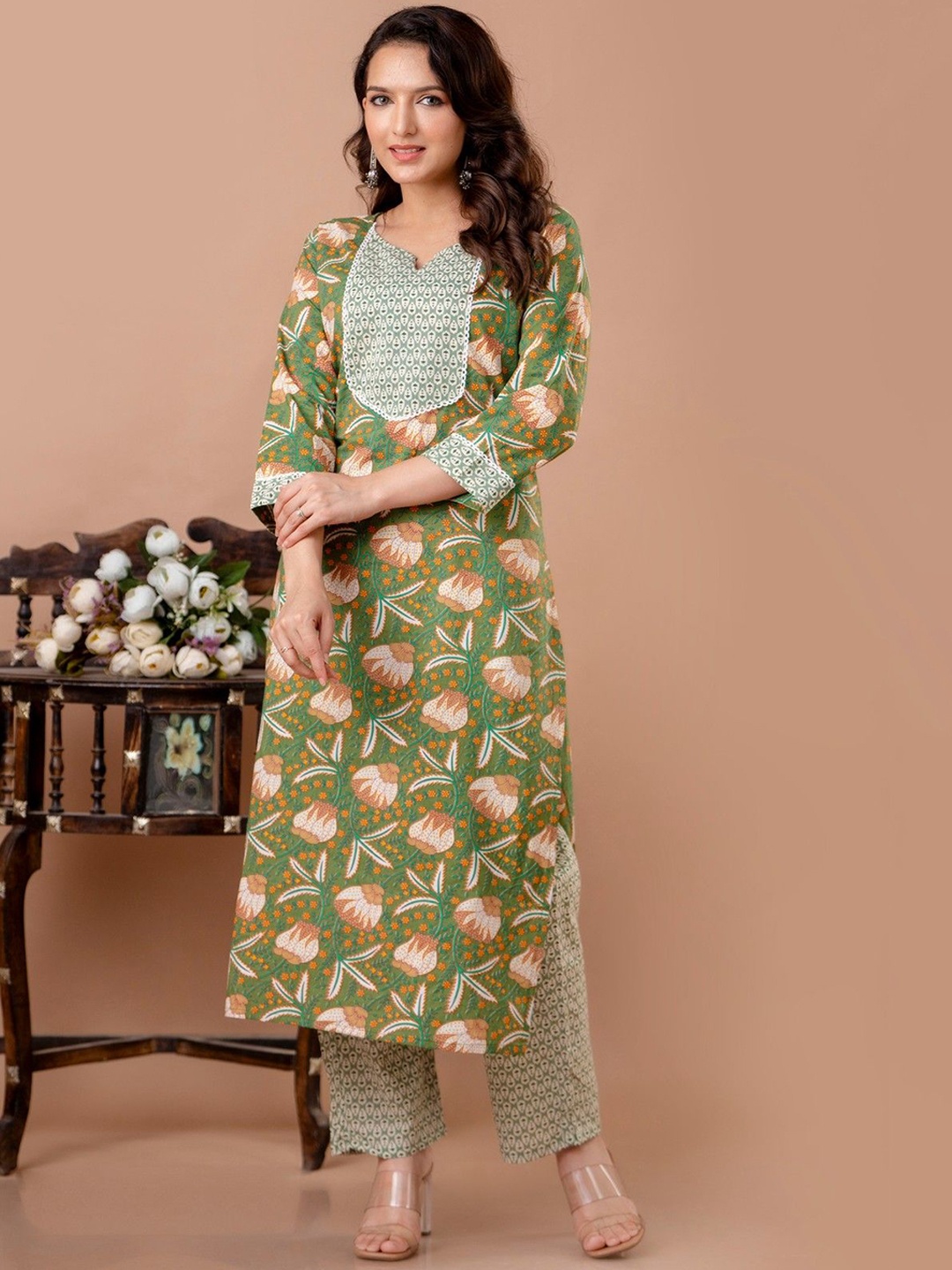 

Veshviti Floral Printed Notch Neck Pure Cotton Straight Kurta with Trousers, Green
