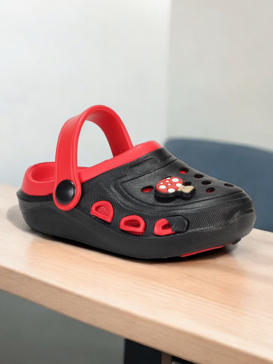 

Lil Lollipop Kids Mushroom Applique Anti-Slip Clogs, Black