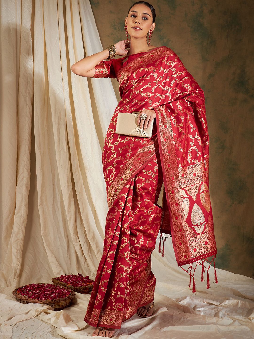 

SHADOW & SAINING Woven Design Zari Banarasi Saree, Red