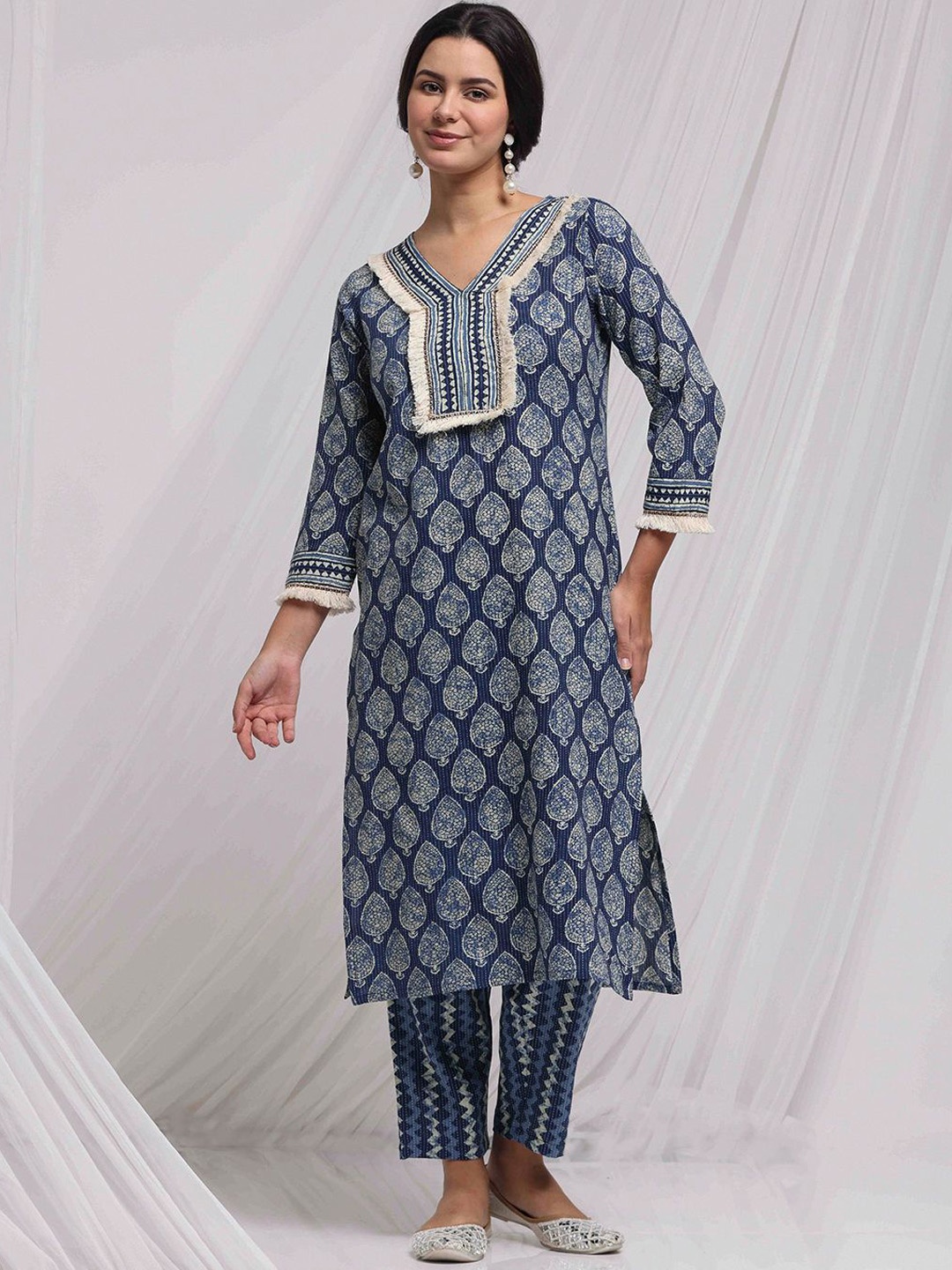 

Anouk Navy Blue Floral Printed Kantha Work Pure Cotton Straight Kurta With Trouser