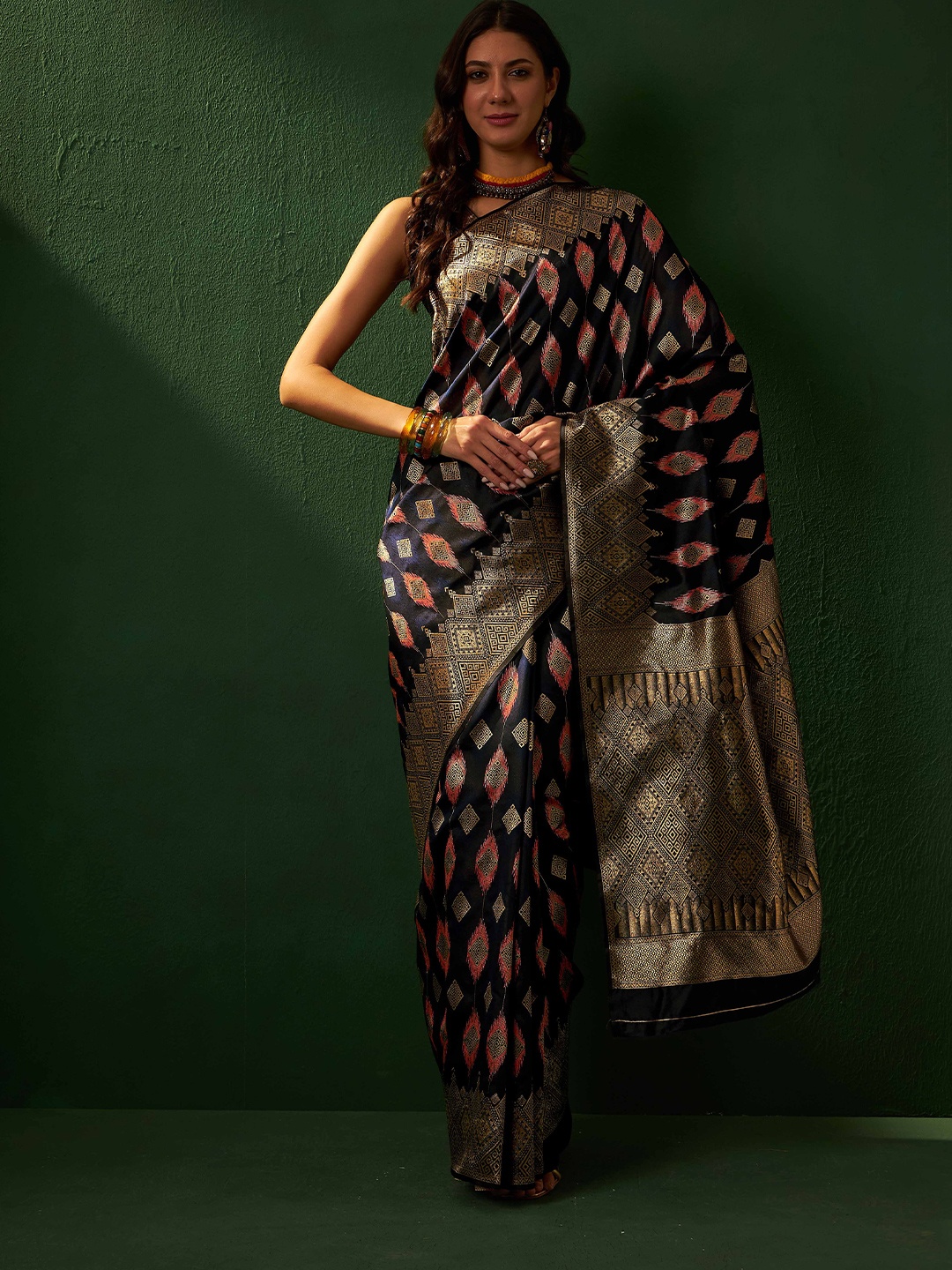 

SHADOW & SAINING Woven Design Zari Banarasi Saree, Black