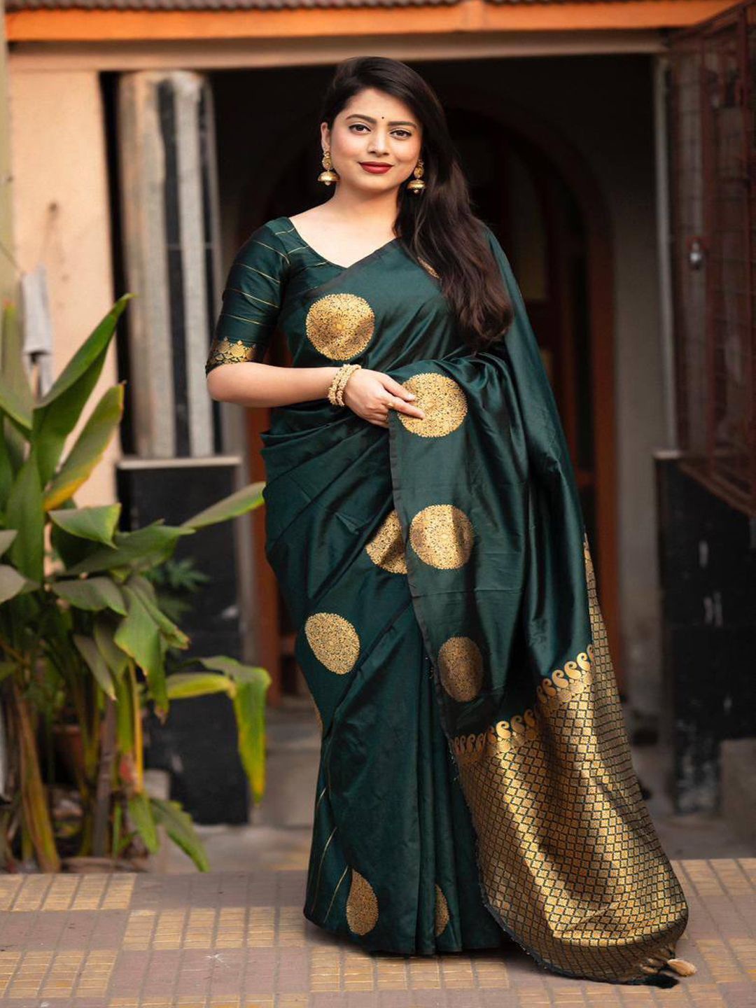 

ZIBLON Woven Design Zari Banarasi Saree, Green