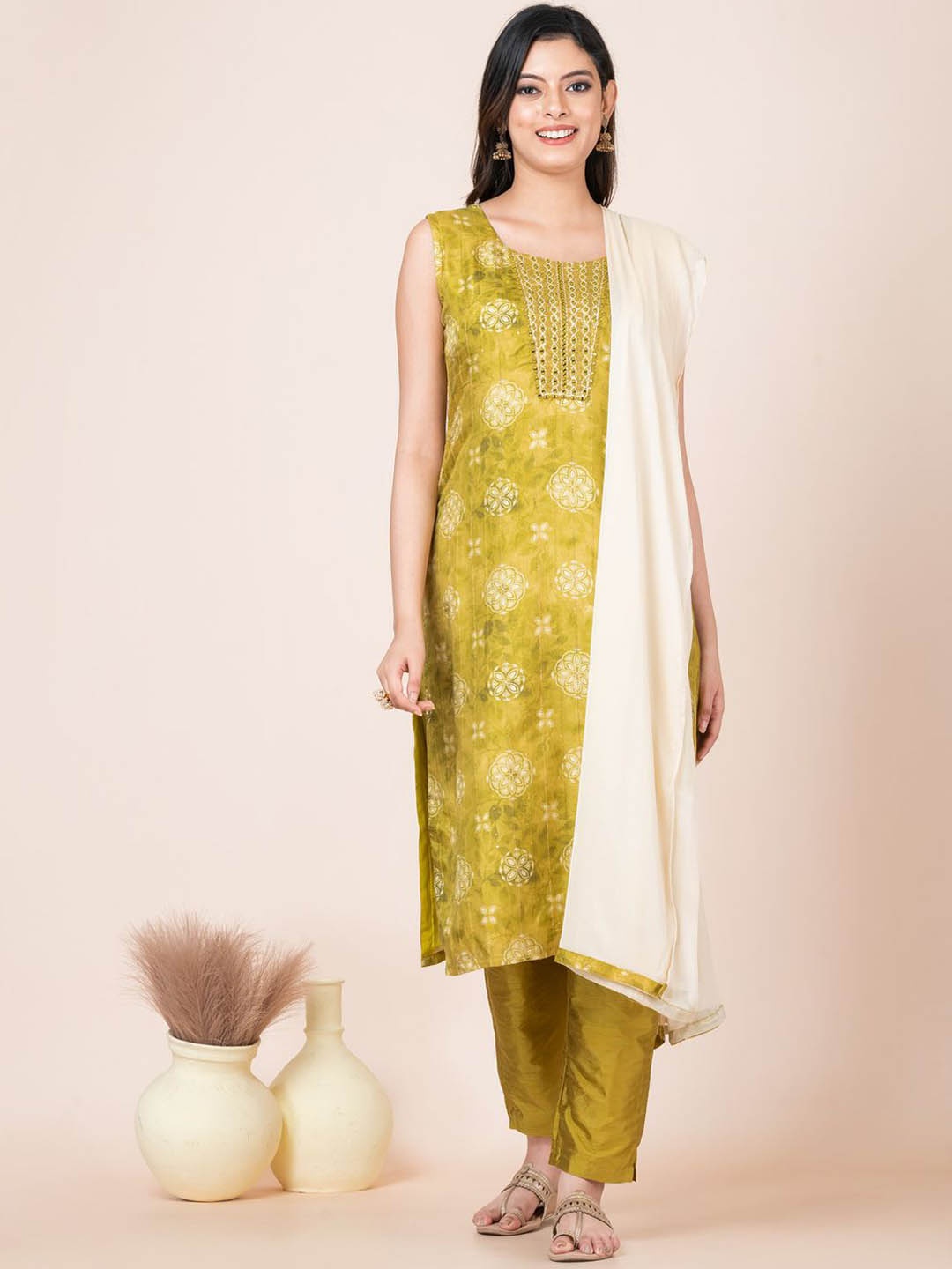 

SHREE BALAJI Floral Printed Kurta with Trousers & Dupatta, Yellow
