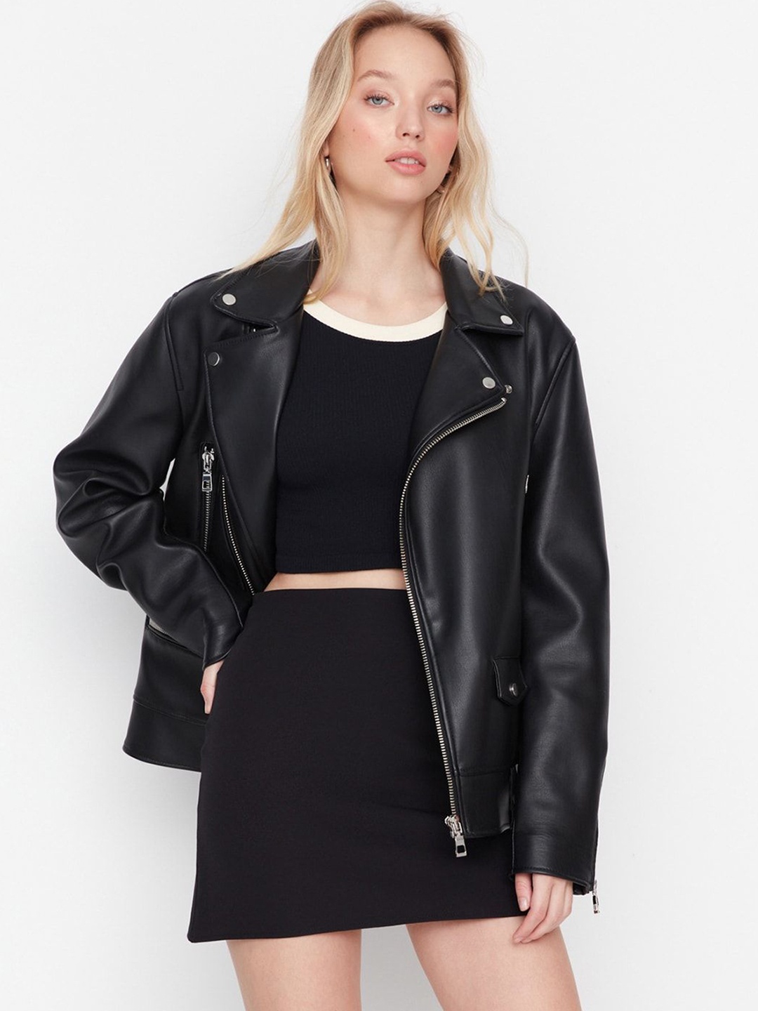 

Trendyol Straight Mini Skirts, Black