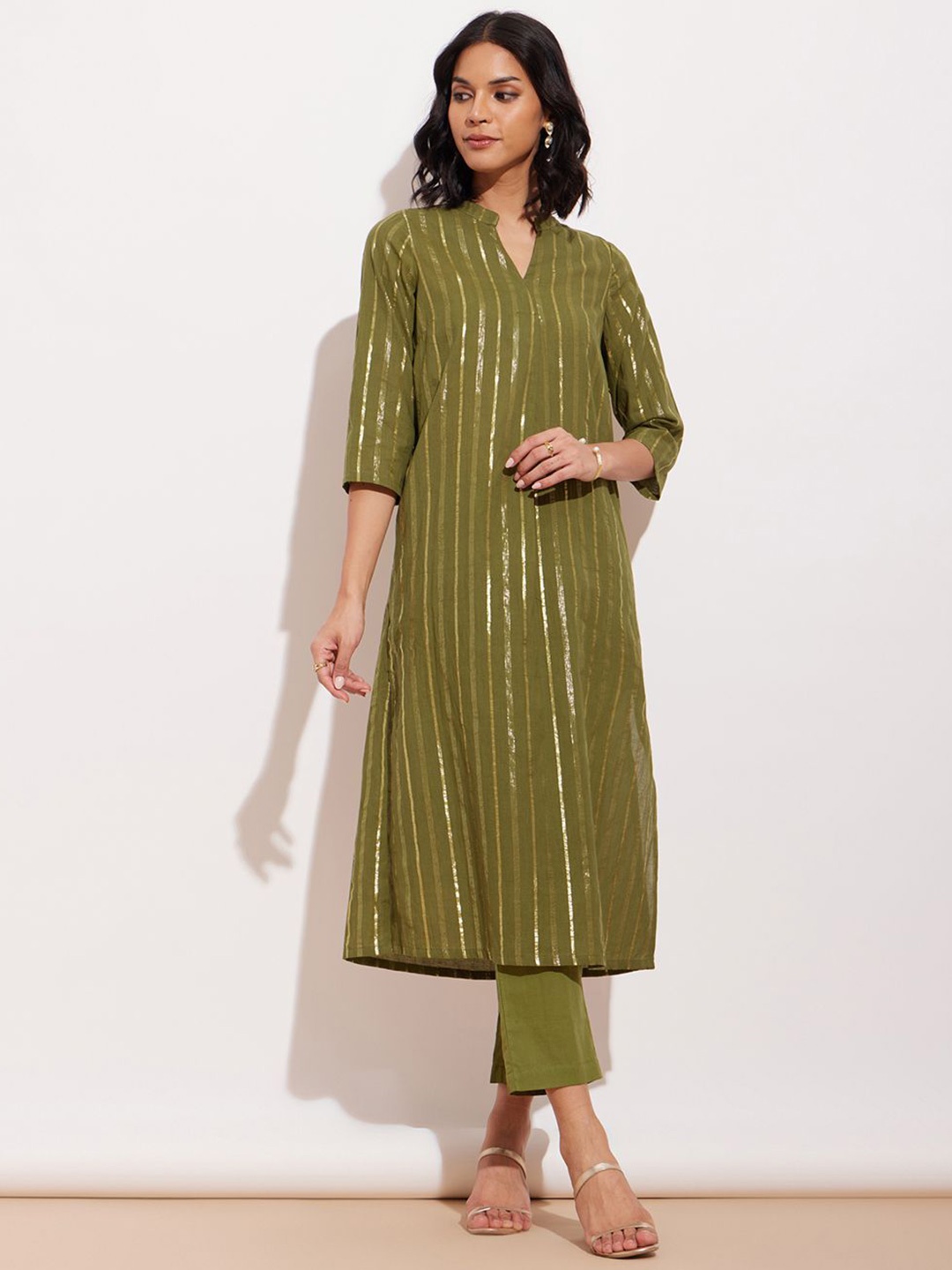 

Pink Fort Striped Mandarin Collar Chanderi Silk Straight Kurta with Trousers, Green