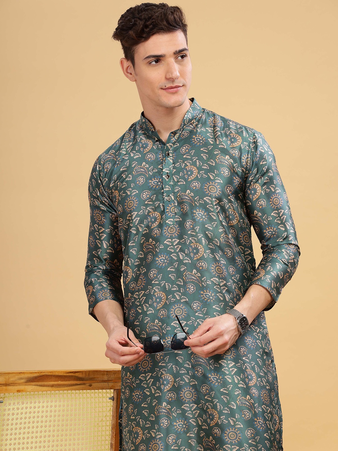 

Anouk Green Floral Printed Mandarin Collar Straight Kurta