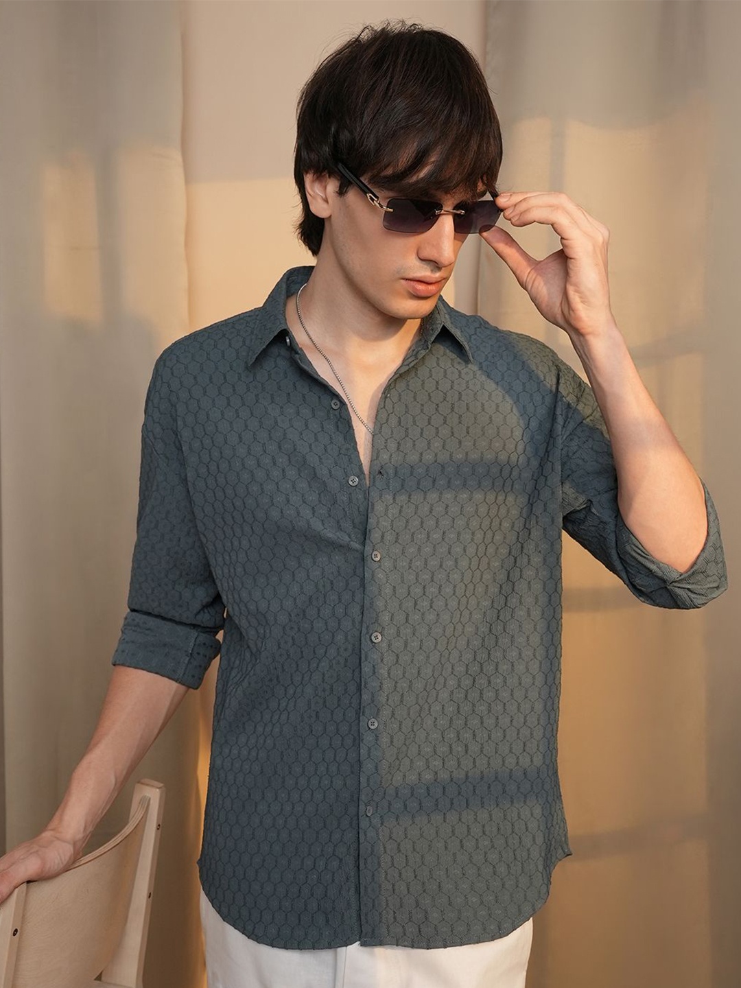 

Campus Sutra Men Comfort Spread Collar Solid Oversized Casual Shirt, Grey