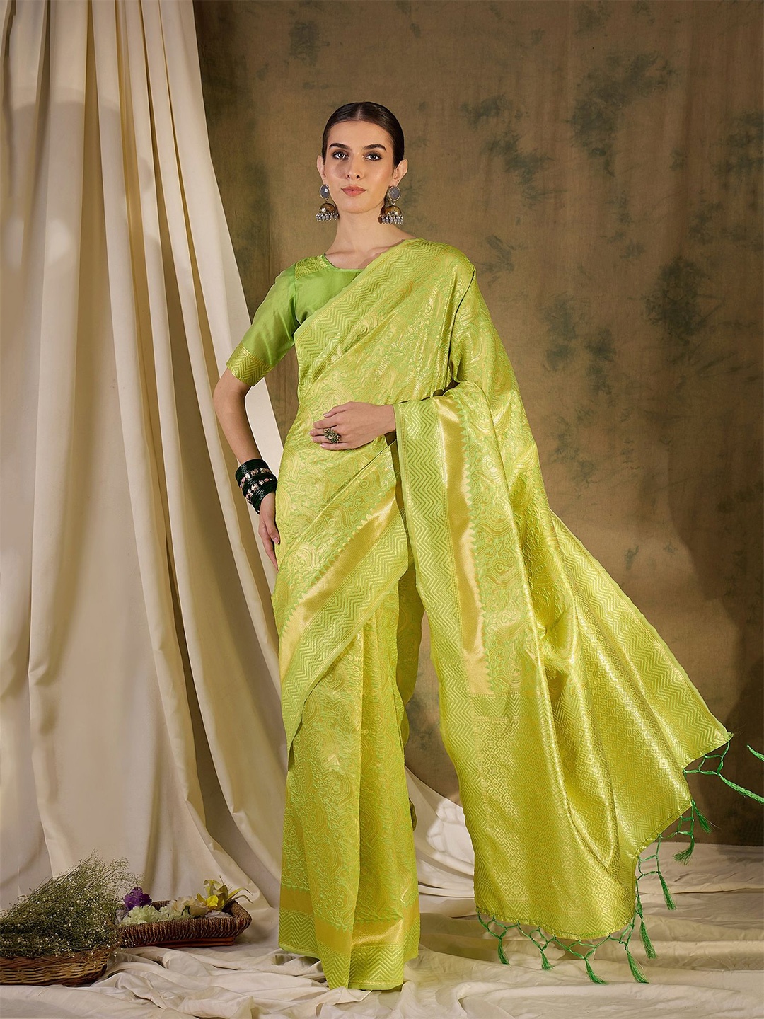 

SHADOW & SAINING Woven Design Zari Kanjeevaram Saree, Green