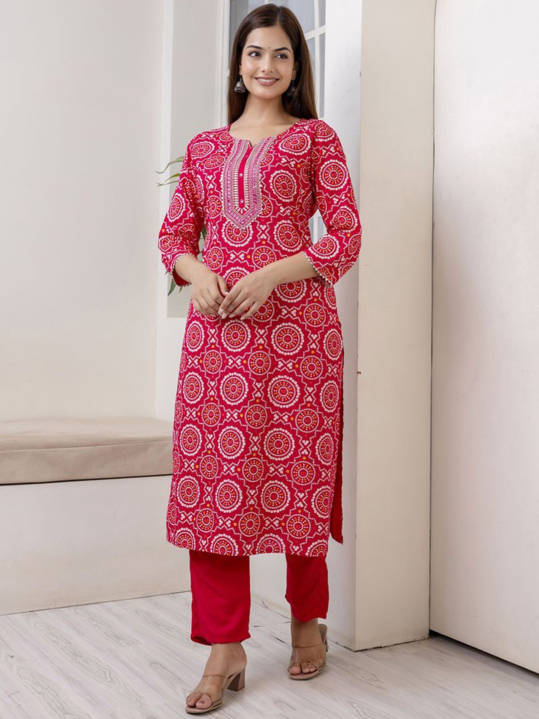 

Veshviti Bandhani Printed Notch Neck Straight Kurta with Trousers, Pink