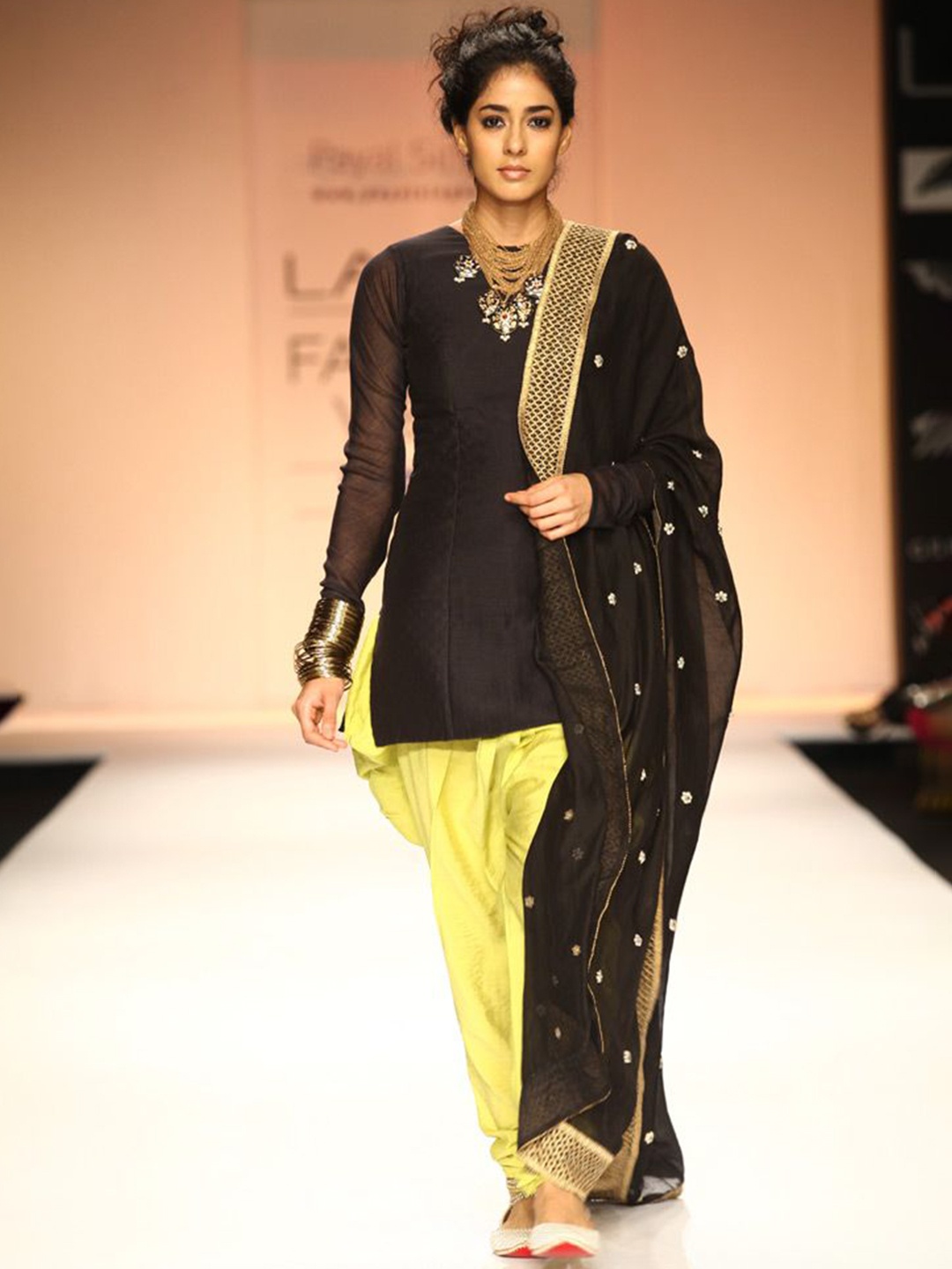 

Payal Singhal Round Neck Straight Kurta With Dhoti Pants & Dupatta, Black
