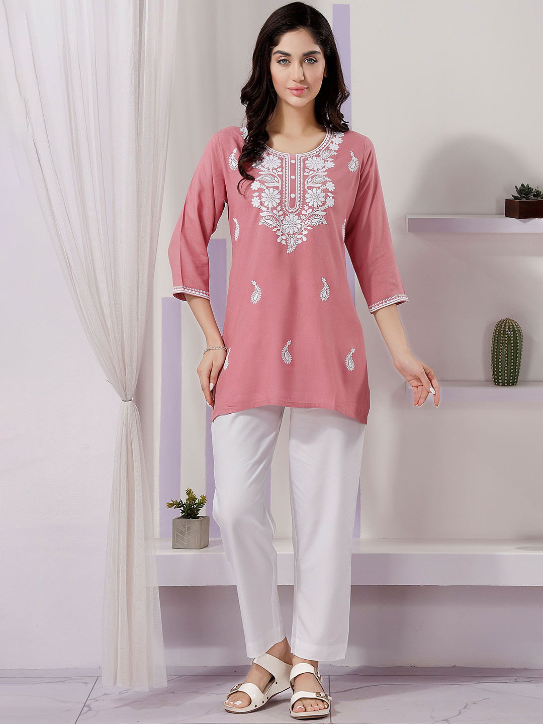 

keshubaba Floral Embroidered Round Neck Straight Kurta, Pink