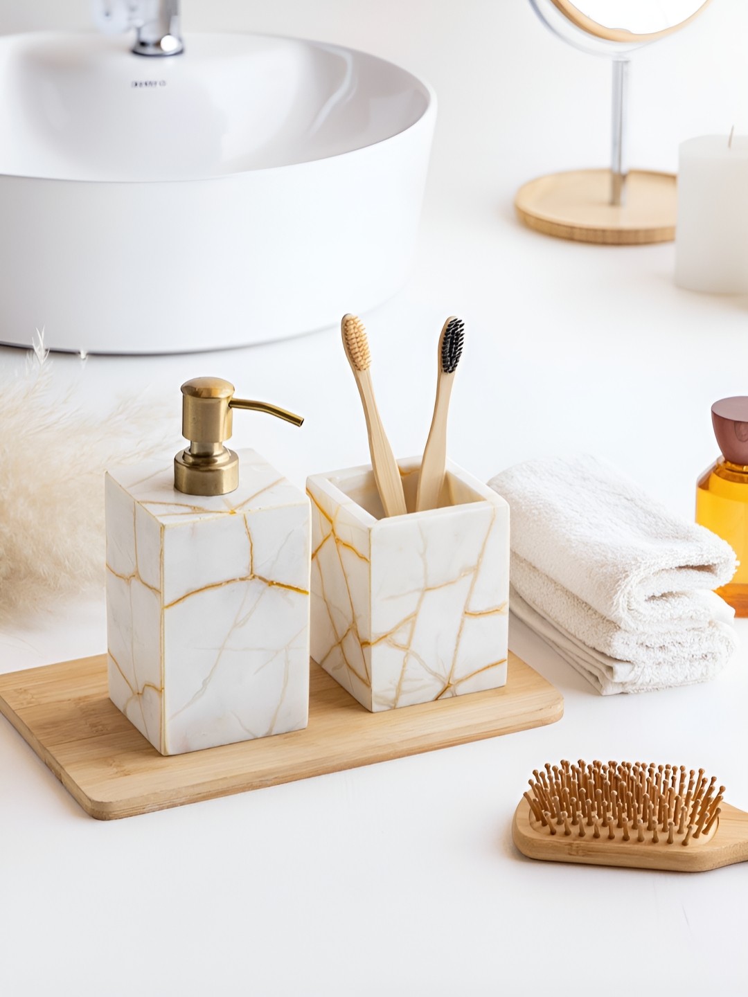

Marbleous White & Gold-Toned 2 Pieces Abstract Marble Bath Accessories Set