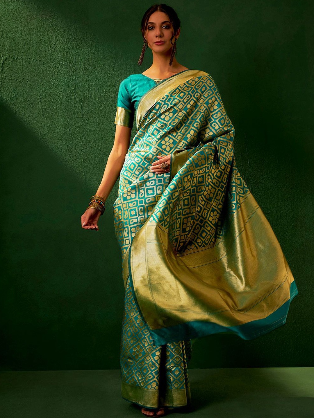 

SHADOW & SAINING Woven Design Zari Banarasi Saree, Green