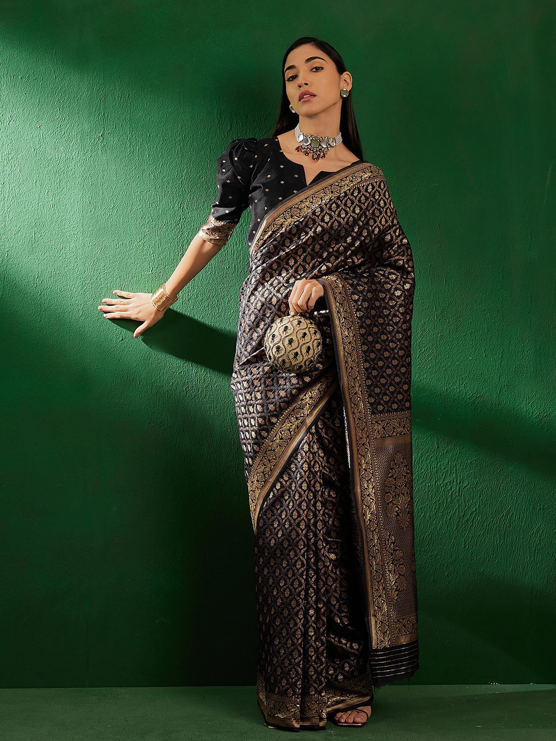 

SHADOW & SAINING Woven Design Zari Banarasi Saree, Black