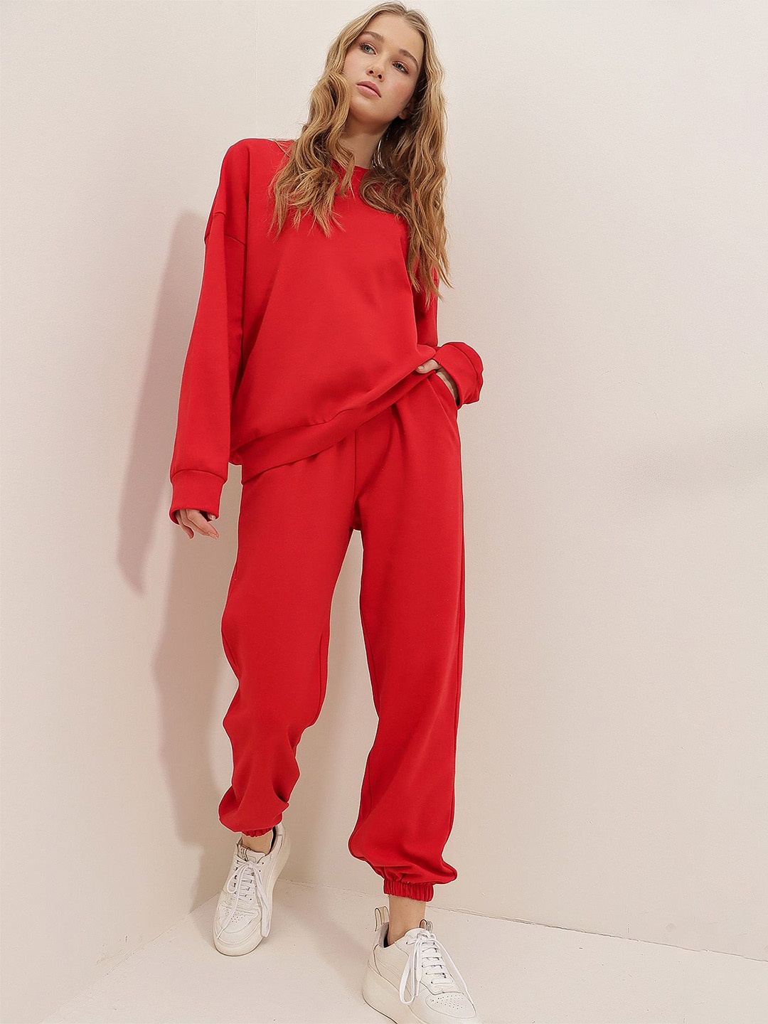 

Trend Alacati stili Women Round Neck Tracksuits, Red