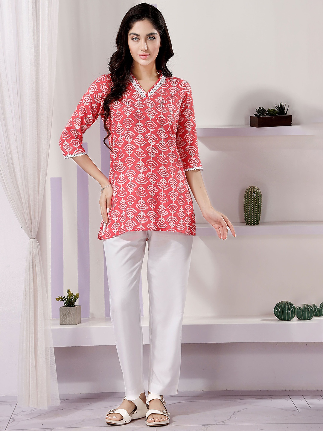 

keshubaba V Neck Ethnic Motifs Printed Straight Kurta, Red