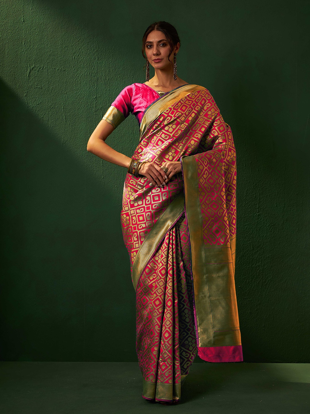 

SHADOW & SAINING Woven Design Silk Blend Banarasi Saree, Pink