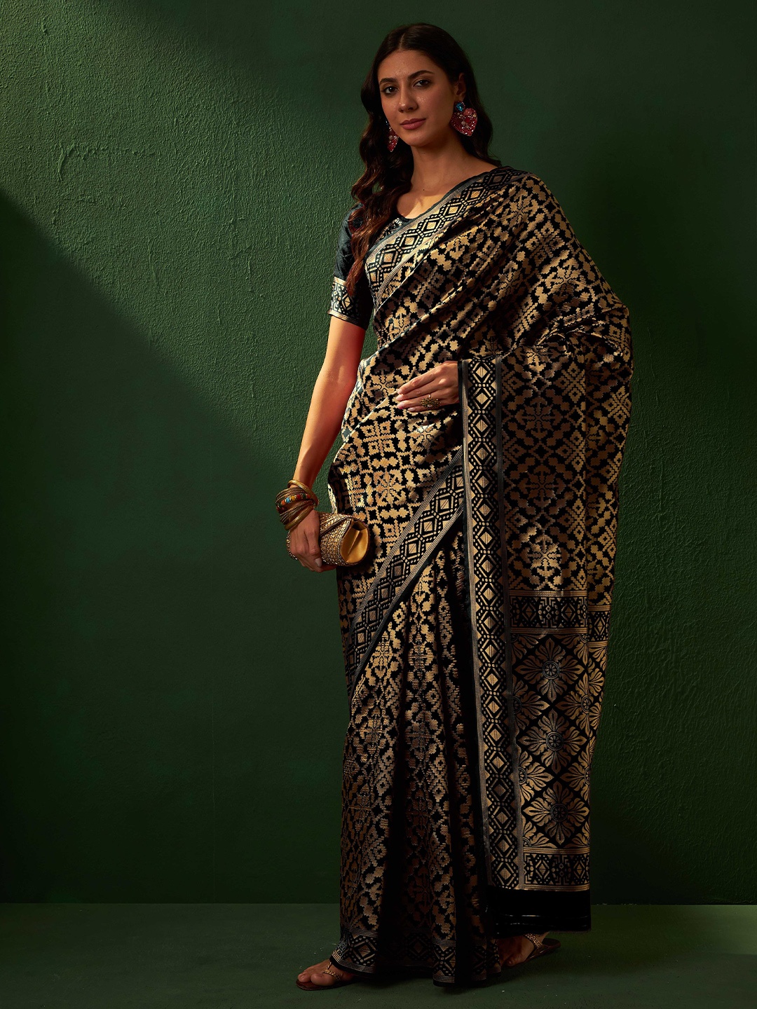 

SHADOW & SAINING Woven Design Zari Banarasi Saree, Black