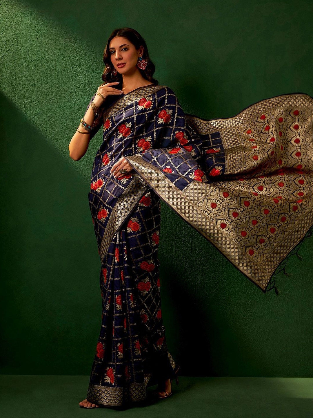 

SHADOW & SAINING Woven Design Zari Banarasi Saree, Navy blue