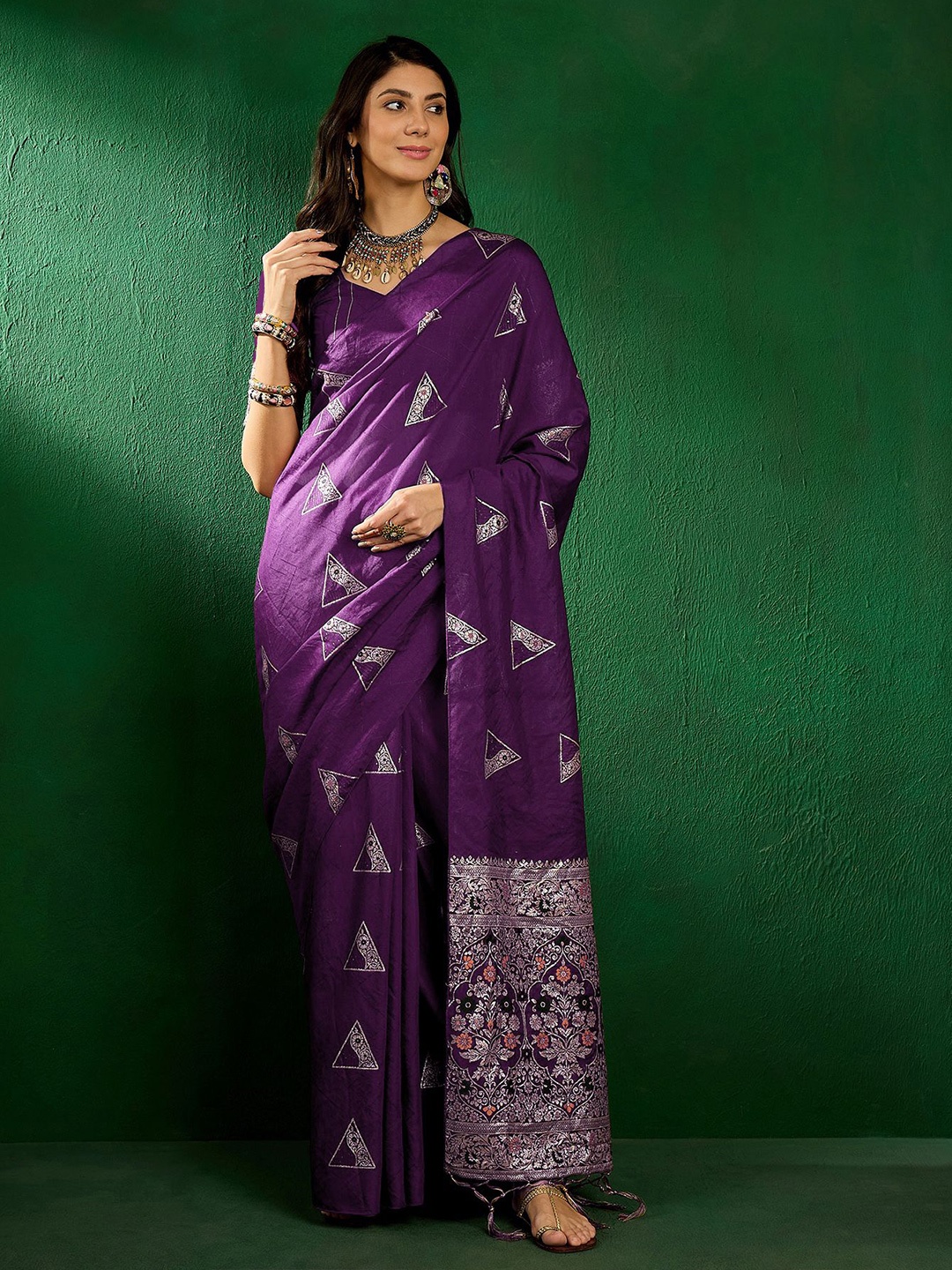 

SHADOW & SAINING Woven Design Zari Banarasi Saree, Burgundy