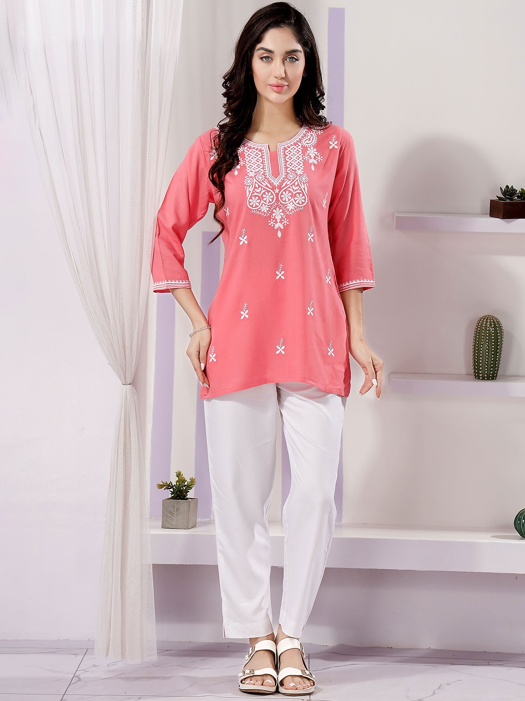 

keshubaba Floral Embroidered Thread Work Straight Kurta, Red