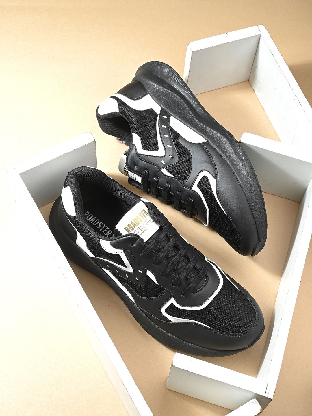 

The Roadster Lifestyle Co Men Colourblocked Memory Foam Running Shoes, Black