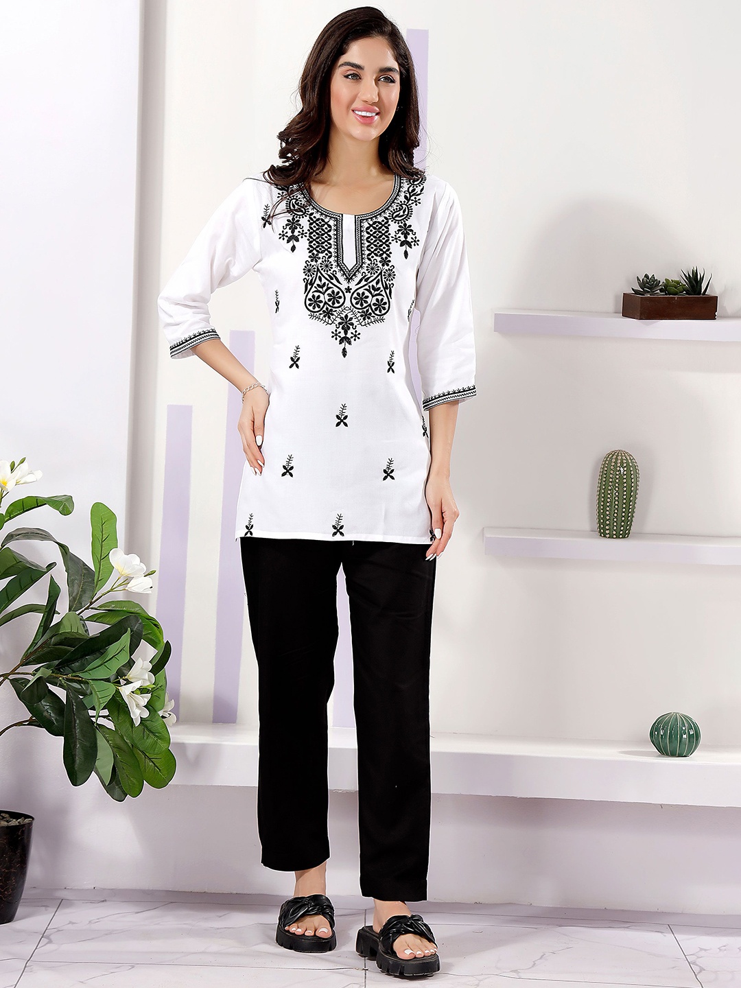 

keshubaba Floral Embroidered Thread Work Straight Kurti, White