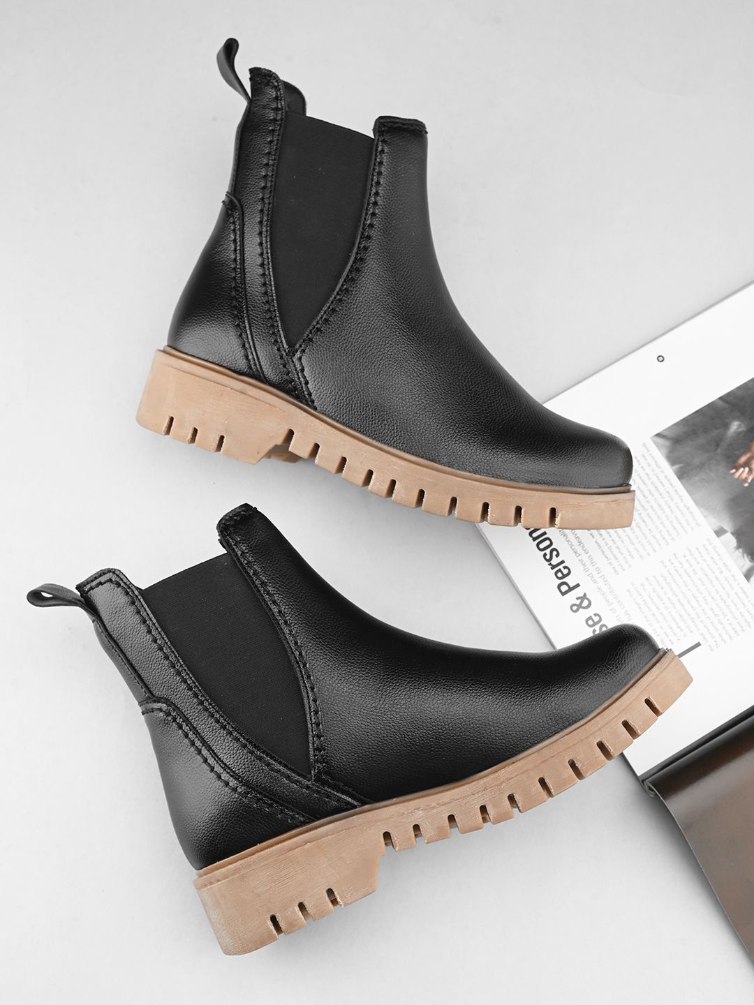 

The Roadster Lifestyle Co Women Block Heeled Chelsea Boots, Black