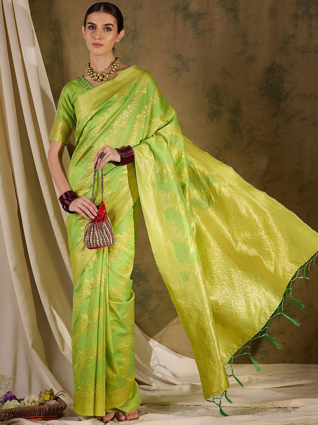 

SHADOW & SAINING Woven Design Zari Kanjeevaram Saree, Green