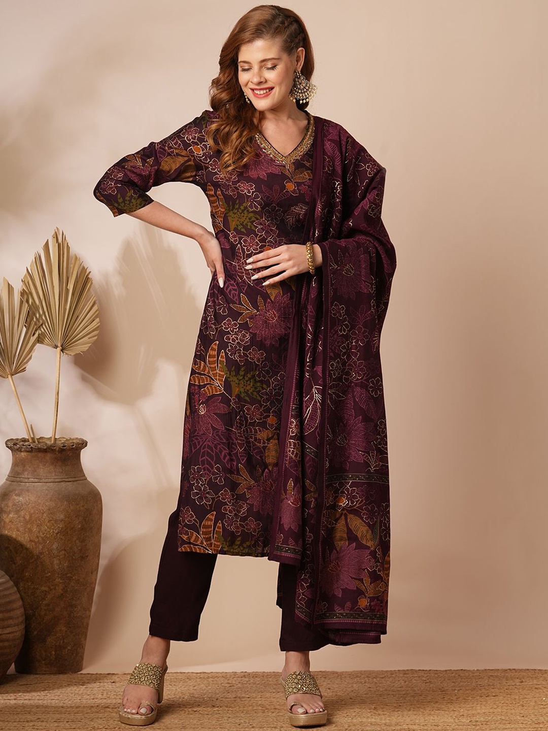 

FASHOR Floral Printed Beads and Stones Straight Kurta With Trousers & Dupatta, Burgundy