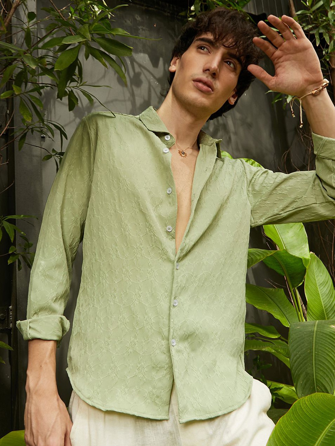 

Campus Sutra Men Comfort Spread Collar Solid Casual Shirt, Green