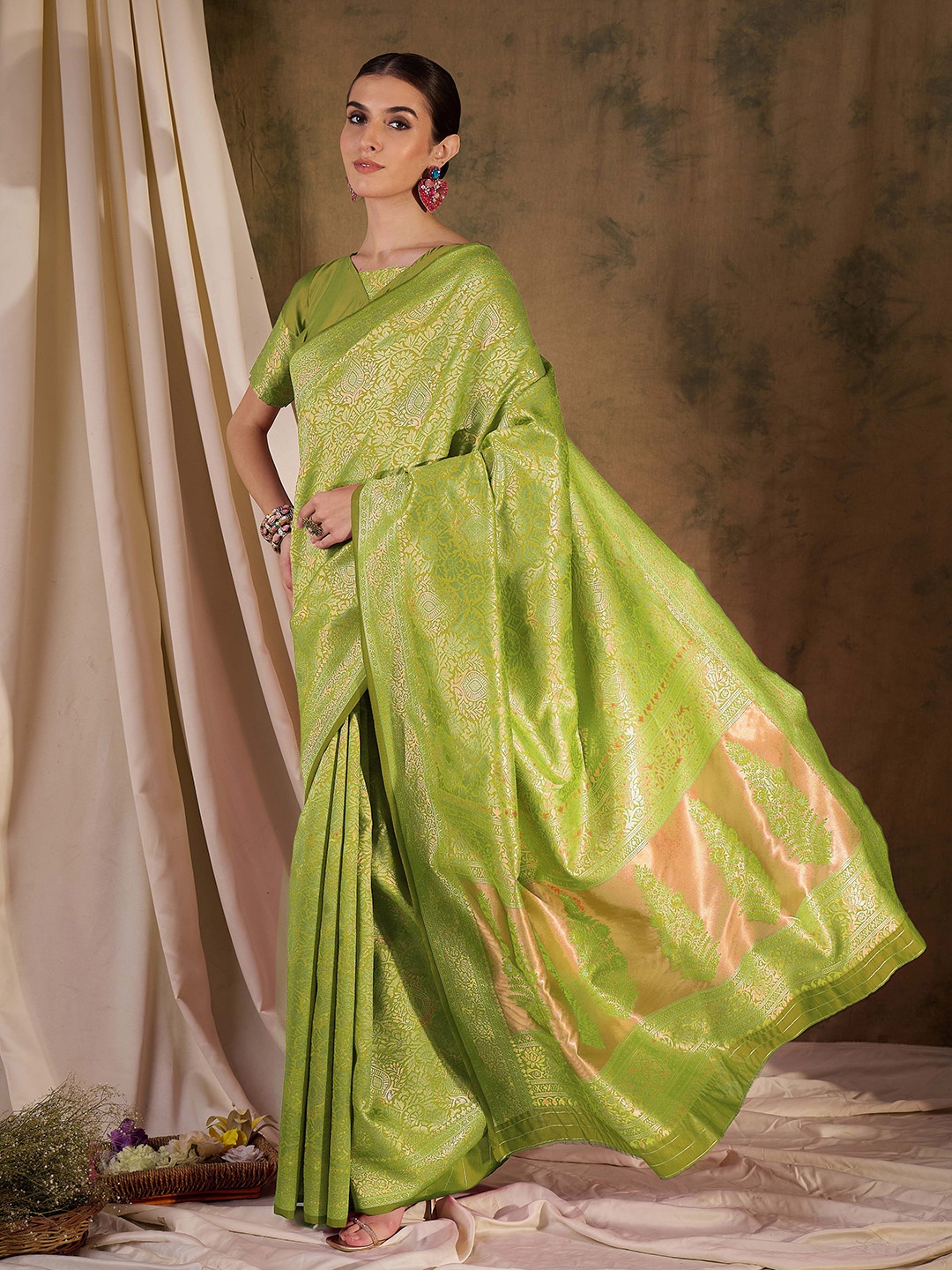 

SHADOW & SAINING Ethnic Motifs Zari Kanjeevaram Saree, Green
