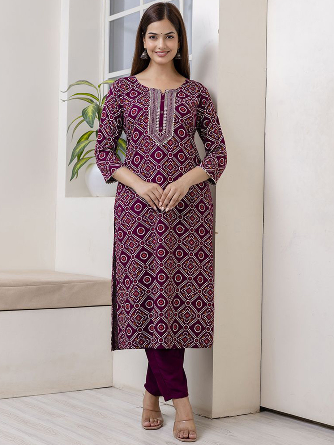

Veshviti Bandhani Printed Notch Neck Straight Kurta with Trousers, Maroon