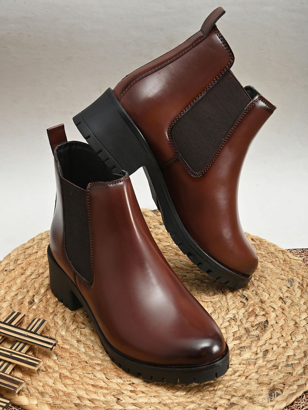 

The Roadster Lifestyle Co Women Block-Heeled Chelsea Boots, Brown