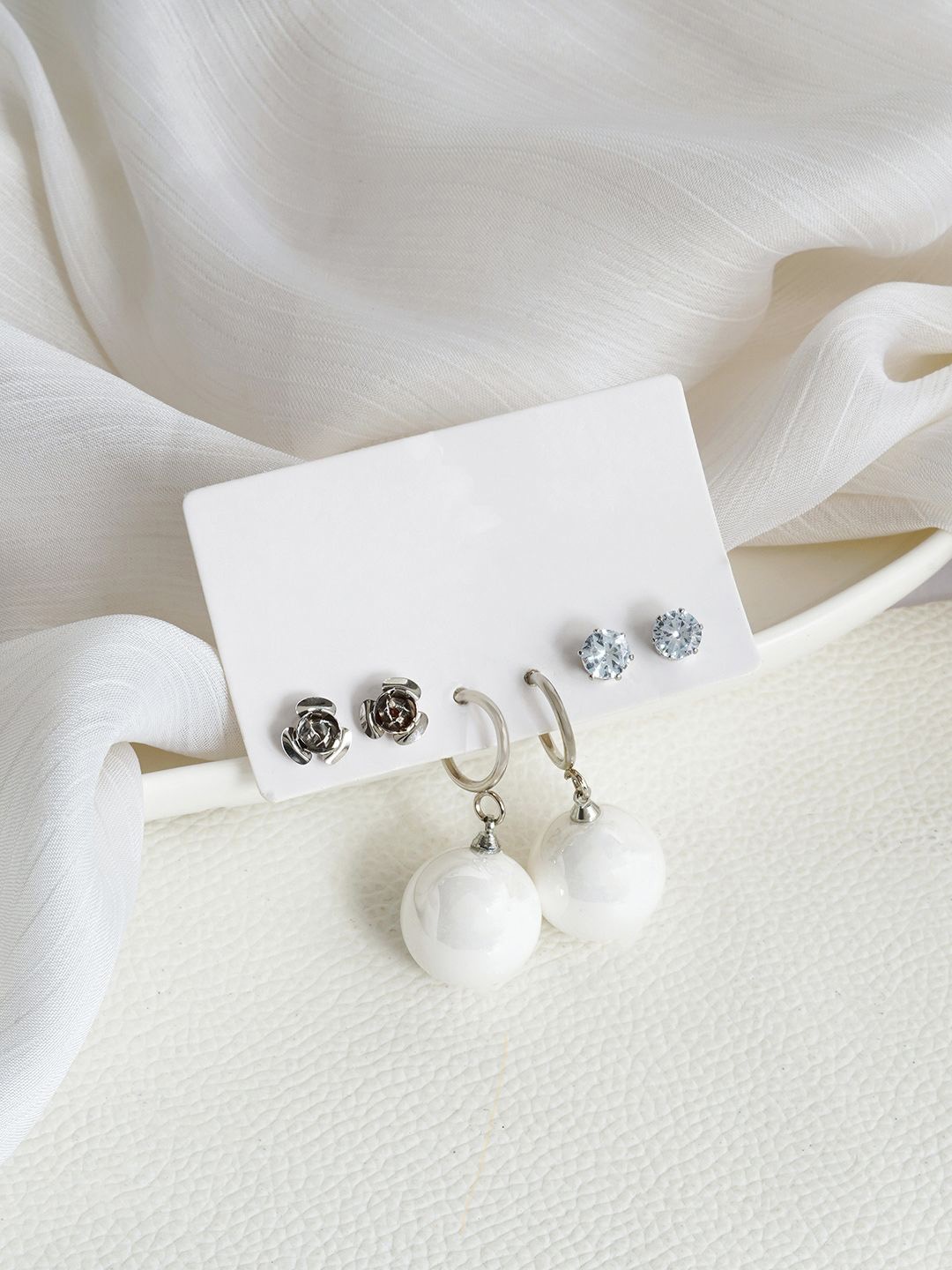 

JOKER & WITCH Sora Set Of 3 Contemporary Studs And Hoop Earrings, White