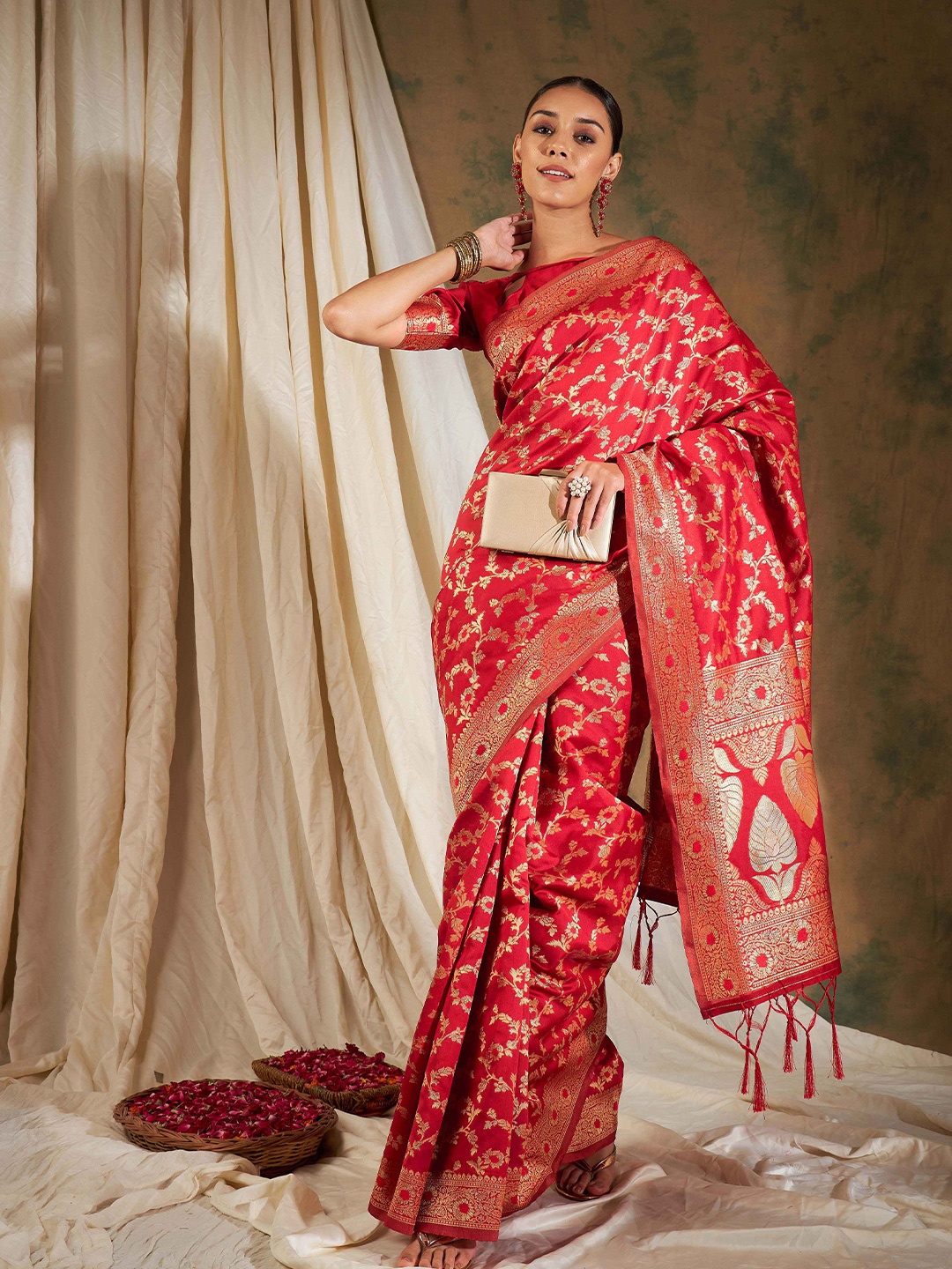 

SHADOW & SAINING Woven Design Zari Silk Blend Banarasi Saree, Red