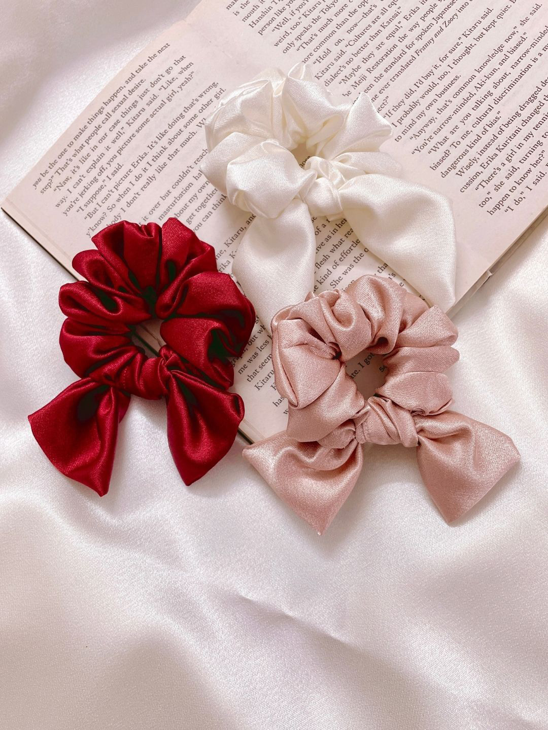 

Mueras Set Of 3 Bow Knot Satin Silk Scrunchies, White