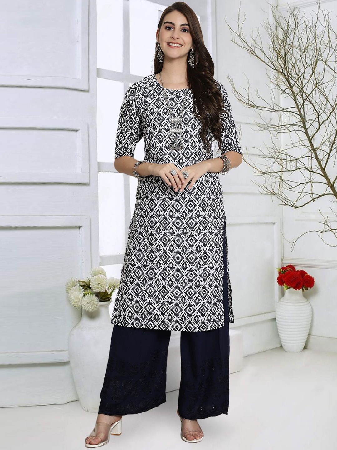 

7Threads Geometric Printed Round Neck Crepe Straight Kurta, Black