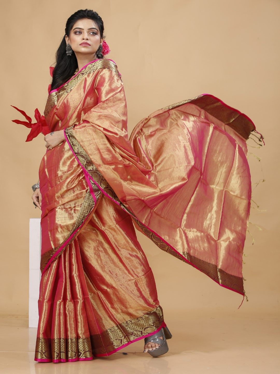 

Bong ButiQ Zari Tissue Taant Saree, Pink