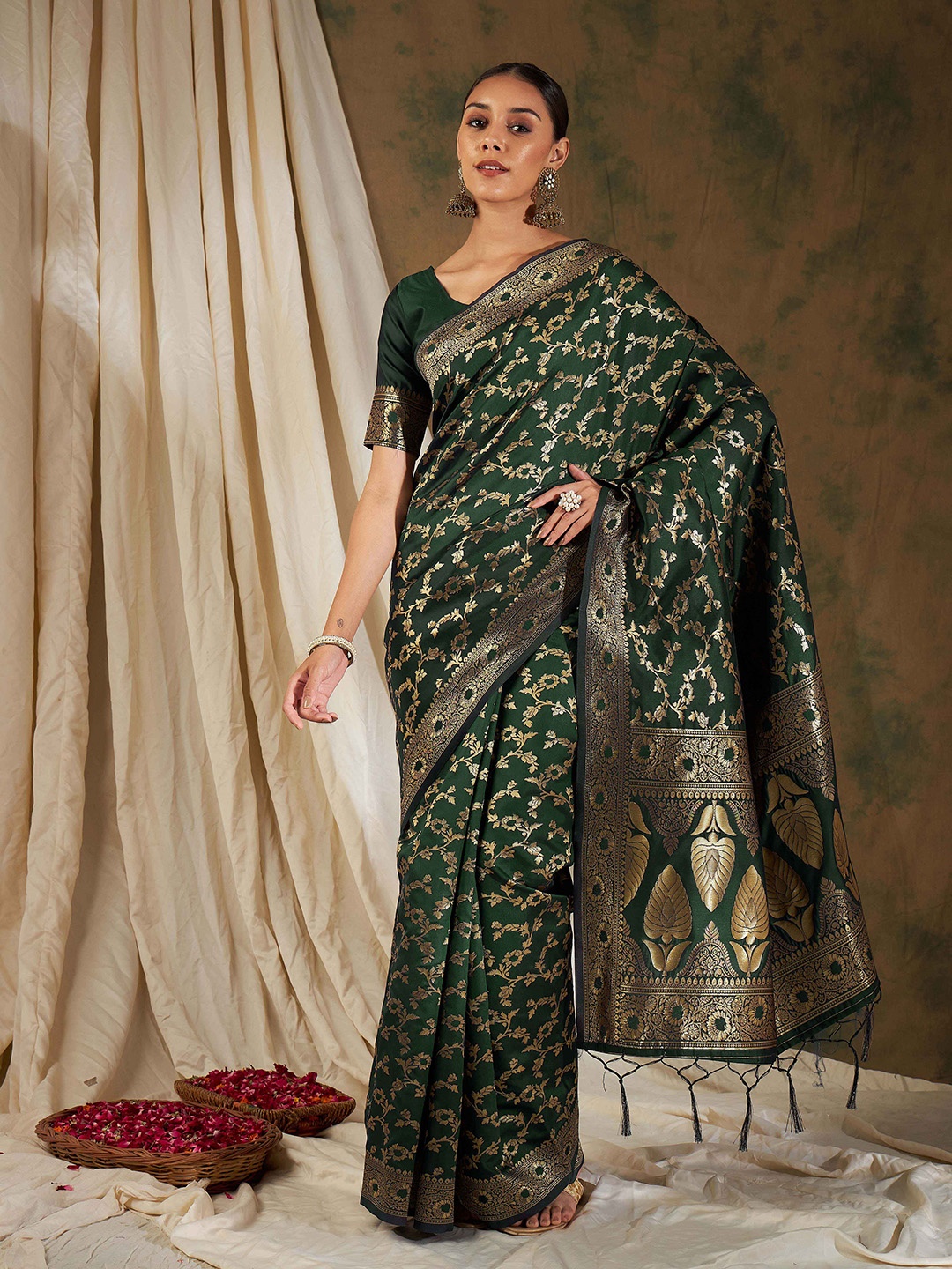 

SHADOW & SAINING Woven Design Zari Silk Blend Banarasi Saree, Olive