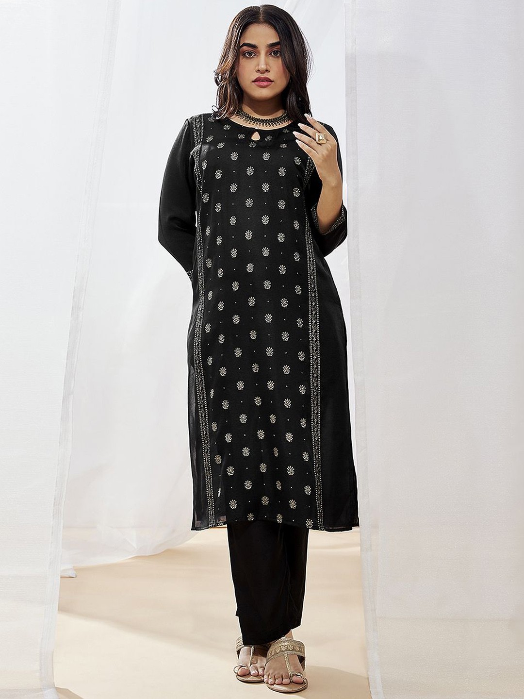 

VASTRAMAY Floral Printed Sequinned Keyhole Neck Silk Blend Kurta With Trousers, Black